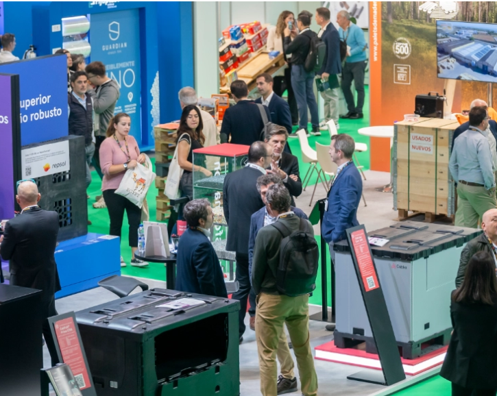 Empack 2026 Mostrador de fruta y verdura expuestos ordenadamente en un supermercado.
